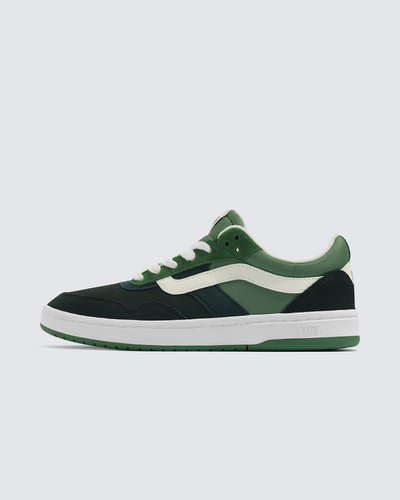 O Tênis Cruze Too Gradient Green combina técnicas de construção modernas com o estilo tradicional da Vans. Construído com uma palmilha e unidade de sola tipo nuvem, este estilo de cano baixo e elegante mantém você confortável o dia todo, com a estética clássica de um tênis com sidestripe elevado.