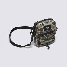 A Bolsa Bungee Cord Turkish Coffee é uma bolsa transversal moderna, que imprime toda a autenticidade e irreverência presente nos acessórios da Vans. Confeccionada em poliéster durável, ela é ideal para carregar seus itens essenciais. A bolsa com estampa icônica camuflada possui dois compartimentos com zíper, uma alça ajustável e aplicação de etiqueta tecida com assinatura Vans em “Drop V” e “Off The Wall”.