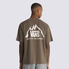 A Camiseta Crestline SS Bungee Cord clássica de manga curta é feita em algodão orgânico confortável e respirável. Com um overdye pigmentado, o modelo apresenta uma aparência vintage. A camiseta traz estampas frontal e nas costas com detalhe em uma montanha, com assinatura Vans em “Drop V”. A equipe da Vans estabeleceu metas ambiciosas de sustentabilidade. Grandes ou pequenos, todos os esforços resultam em mudanças positivas. Para ganhar o logotipo do globo Checkerboard, pelo menos 30% do produto deve ser feito de um ou uma combinação de materiais reciclados, renováveis ??e/ou regenerativos. Para saber mais sobre a Vans e sua jornada em direção a materiais sustentáveis, acesse www.vans.com.br/sustentabilidade.