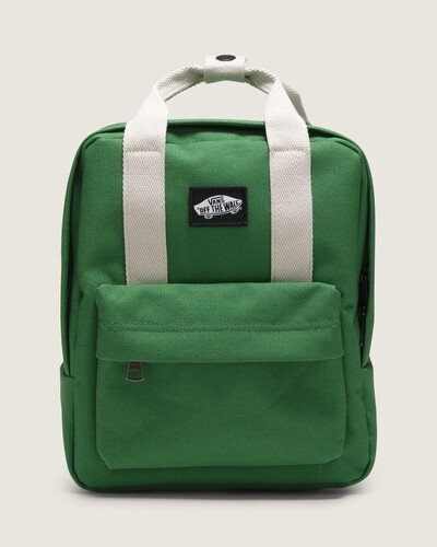 A Mochila Fairway é perfeita para o dia a dia. O modelo apresenta um compartimento principal com fechamento por zíper e um bolso externo. A bolsa também possui alças de mão superiores e alças de ombro ajustáveis, seja para levar à mão ou para usar no ombro, a tiracolo.