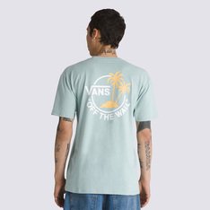 Independente da sua escolha, com a Vans você está sempre no estilo “Off The Wall”. Com estampa autêntica e criativa, a Camiseta Classic Dual Palm II SS Gray Mist Yarrow apresenta silhueta de corte clássico mais ajustado ao corpo. De manga curta, é confeccionada em tecido 100% algodão, com estampa trazendo as icônicas palmeiras e assinatura Vans® em “Drop V” na parte frontal, na altura do peito, no lado esquerdo, como nas costas, em silk à base d’água. Possui etiqueta tecida Vans® aplicada na manga, gola canelada e costura reforçada nos ombros. Uma camiseta para combinar com todos os seus clássicos Vans.