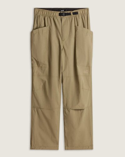 A Calça Mte Trek Guide Bay Leaf foi projetada para suportar qualquer aventura, seja urbana ou ao ar livre. Feita em ripstop de nylon 100% reciclado e tratada com um revestimento impermeável durável, oferece proteção contra desgaste e umidade. Possui caimento solto e afunilado, cós com forro macio e cinto de malha integrado para máximo conforto. Vários bolsos, incluindo bolsos cargo laterais e compartimentos com zíper, proporcionam funcionalidade, enquanto joelheiras, painéis de ventilação em mesh e elásticos na bainha otimizam a mobilidade. Ela se encaixa facilmente em sua própria bolsa de nylon, tornando-a perfeita para viagens.