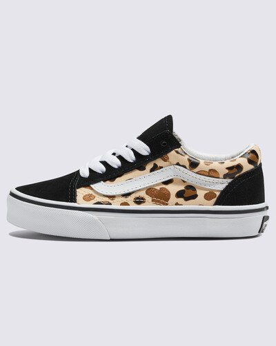 O tênis icônico que deu vida à Sidestripe Vans: este é o Old Skool! Ele foi o primeiro tênis a apresentar o famoso Vans Sidestripe, embora naquela época fosse apenas um simples rabisco desenhado pelo fundador Paul Van Doren. Desde a sua estreia em 1977, a silhueta de cano baixo se estabeleceu como um ícone no cenário do skate, da música e da moda. 
O tênis ideal para criativos que fazem as coisas do seu próprio jeito, o Tênis Old Skool Leopard Glitter Black Brown Infantil apresenta toques de glitter em uma estampa clássica de leopardo, adicionando um toque brilhante para esse clássico.