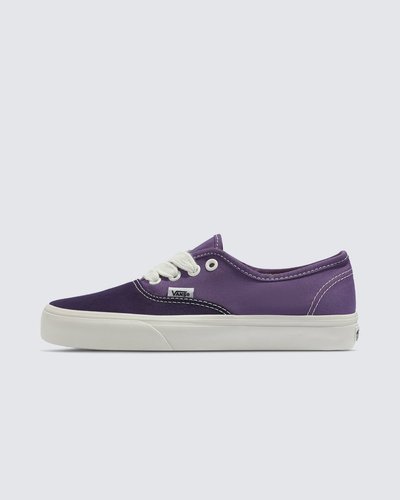 O original. Cores atualizadas. Nascido em 1966 como Style 44, o Vans Authentic Shoe deu início a tudo. Sua estreia introduziu a icônica sola waffle, dando aos skatistas a aderência e a durabilidade necessárias para ultrapassar limites. Refinado e reforçado ao longo do tempo, é um símbolo do legado da Vans: intemporal, fiável e fiel às suas raízes. Agora parte da Coleção Color Theory, o Tênis Authentic Wide Lace Purple foi reinventado em tons vibrantes, para uma abordagem nova e criativa.