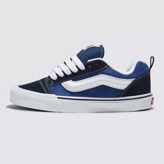 Um estilo “volumoso” típico dos anos 90 que foi inspirado no tênis de cano baixo da Vans. O Knu Skool é a interpretação contemporânea de um estilo clássico dos anos 90, caracterizado por sua lingueta volumosa e Sidestripe Vans moldada em 3D, com acabamento marcado por cadarços oversized e robustos. Com perfil marcante e detalhes em estilo dramático, o Tênis Knu Skool Navy True White brinca com o original Old Skool enquanto mescla um ícone do passado com as tendências do presente.