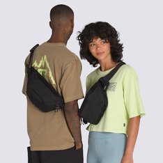 Um estilo retrô com charme atemporal, a Bolsa Mte Trek-Rec Sling Bag Ultrarange 2.0 Black foi incrementada com tecidos de Cordura®, reconhecidos por sua durabilidade e resistência a abrasão, rasgos e raspagens. Com dois bolsos com fechamento em zíper, a pochete clássica de alça cruzada também possui uma alça ajustável com protetor e aplicação de etiqueta tecida com assinatura Vans em “Drop V” e inscrições “Off The Wall” e “since 1966”.