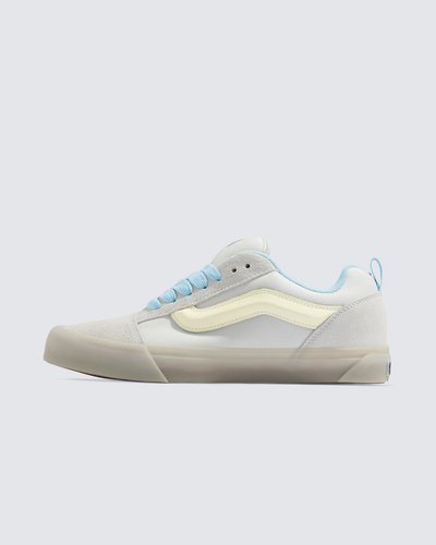 Um estilo “volumoso” típico dos anos 90 que foi inspirado no tênis de cano baixo da Vans. O Knu Skool é a interpretação contemporânea de um estilo clássico dos anos 90, caracterizado por sua lingueta volumosa e Sidestripe Vans moldada em 3D, com acabamento marcado por cadarços oversized e robustos. Com perfil marcante e detalhes em estilo dramático, o Tênis Knu Skool Glow White Blue brinca com o original Old Skool enquanto mescla um ícone do passado com as tendências do presente.