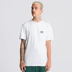 Conforto e estilo andam juntos. A camiseta Left Chest Logo Ii Ss White carrega autenticidade Vans por onde passa. Proporcionando conforto e sensação de leveza ao vestir, a camiseta masculina de manga curta tem estilo “relaxed”, um conceito de modelagem mais solto, permitindo maior mobilidade tanto para propostas mais casuais ou uso na prática de esportes de ação. Confeccionada em algodão fio 20.1 na cor branca, apresenta gola canelada e estampa frontal em silk à base d’água com logo original Vans em “Drop V” e detalhe abaixo em checkerboard localizado na altura do peito do lado esquerdo.