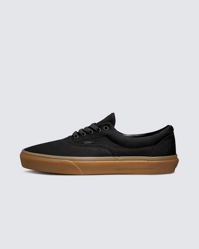 O tênis Vans Era foi o primeiro modelo projetado para skatistas e pensado por skatistas. Introduzido em 1976 e originalmente chamado Vans #95, o Vans Era tornou-se popular pelos lendários Z-Boys e continua sendo o tênis de escolha para skatistas, surfistas e pessoas criativas em todo o mundo. O Tênis Era Black Classic Gum possui cabedal de lona resistente na cor preta, viras laterais de borracha na cor goma com biqueiras reforçadas para suportar o desgaste por repetição, ilhós de metal, colarinho acolchoado para dar apoio e flexibilidade e a original sola Waffle de borracha original Vans.