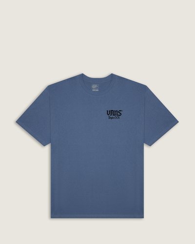 Clássica e descolada. Com mangas curtas para um estilo casual para o dia a dia, a Camiseta Ss Style 001 True Navy se tornará instantaneamente uma das peças mais desejadas do seu guarda-roupa. A estampa serigrafada de longa duração, com a assinatura personalizada da Vans na parte frontal, na altura do peito, no lado esquerdo - e o alfabeto “Off the Wall" nas costas, adicionando um toque streetwear para um clássico Vans.