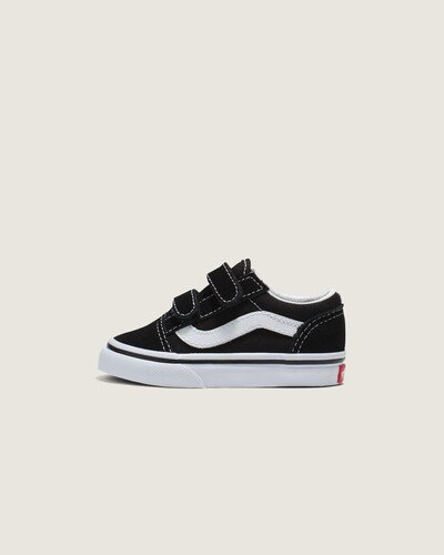 O Tênis Old Skool V Infantil Black homenageia a icônica sidestripe Vans, substituindo os cadarços tradicionais por fechos duplos de velcro. Com cabedal construído em camurça e lona durável, este modelo de cano baixo mantém as origens do clássico Old Skool, proporcionando um ajuste fácil e seguro que mantém o conforto dos pequenos o dia todo. O tênis preto possui biqueiras reforçadas, colarinhos acolchoados de suporte e sola de borracha waffle exclusiva Vans.