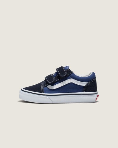 O Tênis Old Skool V Infantil Navy True White homenageia o icônico tênis com Sidestripe™, substituindo os cadarços tradicionais por fechos duplos de velcro. Com cabedal durável de camurça e lona azul, este modelo de cano baixo proporciona um ajuste fácil e seguro que mantém o conforto dos pequenos durante todo o dia. O modelo também possui biqueiras reforçadas, colarinhos acolchoados de suporte e sola de borracha waffle exclusiva Vans.