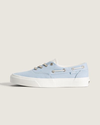 Nascido em Anaheim, Califórnia, em 1966, o Authentic é o estilo tradicional original da Vans. Originalmente conhecido como Vans #44 Deck Shoes, o Authentic se tornou um ícone cult imediato e incorpora nossa atitude “Off The Wall” desde então. O Tênis Authentic Authentically Soft Slate Blue traz construção vulcanizada em textile vegetable fiber, bico redondo clássico e sola com padrão waffle. Oferece conforto, suporte e flexibilidade, ressaltando um legado autêntico e descontraído