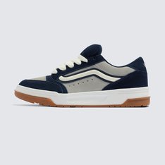 Passado e presente se cruzam com esse tênis inspirado no Y2K. O Hylane é um tênis inspirado no skate Y2K que reinterpreta a silhueta Upland de 1999. Cenas do passado coexistem com detalhes de design elevados, como a sidestripe brilhante em 3D e logotipos bordados, enquanto a postura robusta e a língua de skate fofa proporcionam uma aparência retrô. Terminado com uma construção cupsole com uma textura em “V” entrelaçada exclusiva, o Tênis Hylane Nineties Navy transforma uma estética vintage no guarda-roupa essencial de hoje.