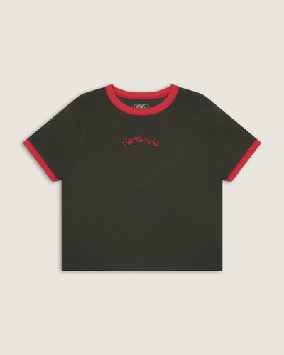 Com visual clean e toque retrô, a Camiseta Manga Curta Ringer Tee Faded Black aposta na construção em malha KNIT e caimento regular para liberdade de movimento. Gola e punhos contrastantes realçam o corte ringer enquanto a estampa tipográfica 'Off The Wall' centralizada no peito reforça o legado VANS. Tecido de toque macio e acabamento cuidadoso oferecem conforto leve e flexibilidade, tornando o modelo versátil e de caráter autêntico.