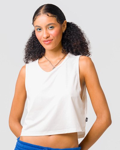 Sua personalidade em destaque, independente da ocasião. A Regata Mte Outline Hybrid Tank Egret combina conforto casual com desempenho, apresentando um ajuste relaxado e tecido leve e respirável. Confeccionada em tecido 100% algodão, o modelo possui gola redonda e traz aplicação de etiqueta tecida Vans na lateral. Uma peça atemporal que carrega a herança Vans no estilo casual e descontraído.