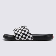 Deslize no conforto com o Chinelo Slide-On True White Black. Com inspiração no solado vulcanizado dos clássicos Vans, o chinelo slide-on apresenta silhueta com uma tira larga em nobuck sintético preto com a icônica estampa em checkerboard da Vans em preto e branco. Com forro de borracha macia e tecido elástico, o modelo possui palmilhas UltraCush super macias que incluem suporte de arco embutido e as solas waffle UltraCush™ Lite injetadas com leveza, flexibilidade e durabilidade. Esse modelo vai te acompanhar na correria de um dia inteiro. O logo “Vans Off The Wall” é aplicado na heeltab do calcanhar.