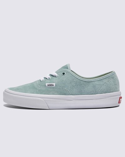 O tênis que deu início a tudo. O Authentic é a silhueta original da Vans. Lançado em 1966 e impulsionado pela cultura criativa desde então, este tênis consagrado pelo tempo mantém viva a vibração “Off The Wall” com partes superiores de camurça macia. Juntamente com o design clássico de cano baixo e a icônica sola de borracha waffle, o Tênis Authentic Pig Suede Gray Mist é uma tela em branco para a criatividade, pois esse clássico permite uma infinidade de composições.