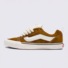 Com inspiração no estilo “volumoso” típico dos anos 90, o Knu Skool é a interpretação contemporânea do estilo clássico de uma década que representa o cenário do skate. Caracterizado por sua lingueta volumosa e Sidestripe Vans moldada em 3D, o Tênis Knu Skool Pig Suede Brown traz o acabamento marcado por cadarços oversized e robustos. Apresenta heeltab do skate tradicional com inscrição Vans em “Drop V” e “Off The Wall” aplicada no calcanhar, com etiqueta tecida “Vans Off The Wall” aplicada na lingueta. Com perfil marcante e detalhes em estilo dramático dos anos 90, esse tênis lendário brinca com o original Old Skool, reverenciando um ícone do passado com as tendências do presente.
