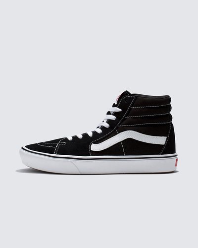 Quando os clássicos se unem ao conforto. A Vans renovou a silhueta clássica do Sk8-Hi introduzindo a tecnologia ComfyCush: uma sola mais macia e acolchoada que oferece ao ComfyCush Sk8-Hi um ajuste sem igual com a sensação de estar andando nas nuvens. Apresentando uma construção co-moldada de espuma e borracha para a combinação perfeita de conforto e aderência, com Tênis Sk8-Hi ComfyCush Black True White é possível se sentir confortável o tempo todo, mantendo a estética atemporal do lendário tênis de cano alto. Esse visual icônico também é equipado com solas de borracha que proporcionam durabilidade e tração, interiores simplificados de peça única com maior suporte no arco e forro com material que absorve a umidade em todo o interior do tênis. Junto com o cabedal de camurça e lona bordada recém-construído que se concentra na estabilização da lingueta, o tênis na cor preta confere um toque retrô aos estilos esportivos da Vans do início dos anos 90 e oferece uma experiência em que o conforto é vital.