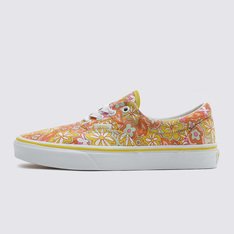A Vans Era, originalmente chamada de Vans #95, foi trazida à vida em 1976 e popularizada pelos lendários Z-Boys de Santa Monica. Foi o primeiro sapato a incluir o nosso famoso cano acolchoado, mudando completamente o jogo em termos de conforto, e continua a ser o favorito das pessoas criativas em todo o mundo. Apresentando parte superior de lona resistente em uma variedade de cores tradicionais, o Era energiza nossa silhueta atemporal de cano baixo com estilo sem esforço. Além do colarinho de suporte, este clássico sapato de cadarço vem equipado com ilhós de metal e solas de waffle de borracha exclusivas.Aproveite a Black Friday Vans e adquira já seu novo produto Off The Wall