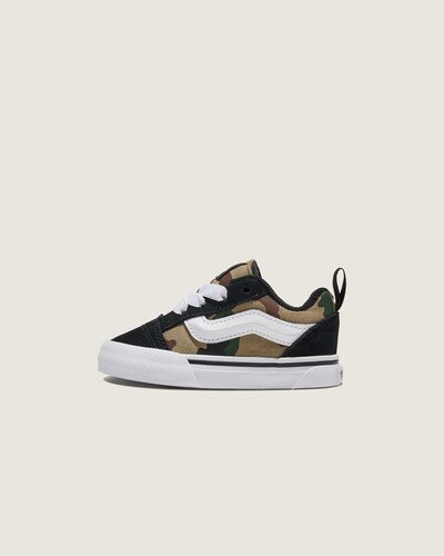 O Tênis Kids Camo Black Green Infantil é uma interpretação moderna de um estilo clássico dos anos 90, definido pela língua bufante e Sidestripe em 3D bufante, finalizados com cadarços elásticos robustos. Com seu perfil e detalhes de estilo marcantes, o modelo infantil se inspira no Old Skool original, combinando um ícone do passado com um ajuste ideal para crianças.