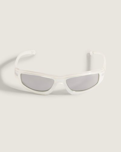 O Óculos Felix Sunglasses Ss White é o regresso perfeito ao passado. Confeccionado com um visual esportivo retrô, envolvente e icônico. O modelo é confeccionado em policarbonato, com proteção contra os raios UVA e UVB 400, vento e outros elementos. Traz assinatura exclusiva Vans em “Drop V”, aplicada na lateral da haste. Pensado para dar conforto e proteção o tempo todo. Fique “Off The Wall” e destaque sua personalidade por onde for. O modelo acompanha uma bolsa para proteger o seu óculos de sol, para guardar de forma segura dentro de bolsas e mochilas.