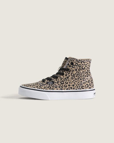 Nascido em Anaheim, Califórnia, em 1966, o Authentic é o estilo tradicional original da Vans e incorporou a atitude Off The Wall desde então. O Tênis Authentic Leopard Pop Incense Pink Velvet Infantil conta com construção vulcanizada, cabedal em material têxtil de fibra vegetal e bico redondo. Materiais têxteis proporcionam flexibilidade e conforto, enquanto a montagem vulcanizada entrega suporte e durabilidade, reforçando o legado autêntico da marca.