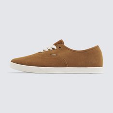 O Tênis Authentic Lowpro Stitch Lace Glazed Ginger retorna com cabedal de camurça elevado em cores inesperadas, trazendo um visual elegante, com uma silhueta mais fina. Finalizado com solas de borracha waffle icônicas e com a estética reconhecível do Authentic original, o Authentic Lowpro é uma versão atemporal de um clássico “Off The Wall”.