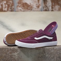 O tênis de skate Gilbert Crockett, assinado por Gilbert Crockett, é feito com cabedais resistentes em camurça e lona de 283,5 g, e tem reforços de borracha DURACAP™ em áreas de alto desgaste para durabilidade incomparável. As novas palmilhas de retorno de energia POPCUSH™ fornecem amortecimento superior e proteção contra impactos, ajudando a diminuir a fadiga nas pernas para sessões de skate mais longas, e a construção revolucionária WAFFLECUP™ oferece o suporte de uma entressola sem sacrificar a aderência ou a sensação do shape de um tênis vulcanizado tradicional. Detalhes em couro e inserções moldadas no bolso do calcanhar complementam o design.

• DURABILIDADE INCOMPARÁVEL – As subcamadas reforçadas de DURACAP™ em áreas de alto desgaste adicionam durabilidade incomparável para prolongar a vida de cada calçado.
• CONSTRUÇÃO WAFFLECUP – Nosso solado WAFFLECUP™ mais expressivo visualmente é o melhor dos dois mundos, oferecendo sensação superior do shape, apoio máximo e durabilidade.
• AMORTECIMENTO POPCUSH – Nosso melhor amortecimento e proteção contra impacto. As palmilhas POPCUSH™ com retorno de energia ajudam a proteger seus pés e também a reduzir o cansaço das pernas, para sessões mais longas de skate.