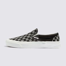 Em 1977, o tênis Slip-On, nomeado originalmente como Vans #98 é apresentado e com a ajuda de skatistas e atletas de BMX, virou uma febre no sul da Califórnia. Anos depois, ganhou atenção e apelo internacional quando apareceu nos pés de Jeff Spiccoli, personagem interpretado por Sean Penn no filme Fast Times at Ridgemont High, de 1982, tornando-se um dos maiores ícones da Vans. O tênis Checker Slip-On possui perfil baixo, cabedal de lona têxtil resistente  estampa "checker" formando um padrão quadriculado nos tons preto e branco, cano acolchoado, elástico nas laterais, viras laterias de borracha na cor branca com biqueiras reforçadas para suportar o desgaste por repetição e a original sola de borracha Waffle da marca. • Tênis de cano baixo original da Vans • Cabedais resistentes em lona • Colarinhos acolchoados • Solado emborrachado característico da marca em waffle.Aproveite a Vans Black Friday e adquira já seu novo produto Off The Wall