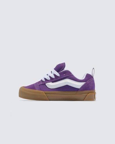 Um estilo “volumoso” típico dos anos 90 que foi inspirado no tênis de cano baixo da Vans. O Knu Skool é a interpretação contemporânea de um estilo clássico dos anos 90, caracterizado por sua lingueta volumosa e Sidestripe Vans moldada em 3D, com acabamento marcado por cadarços oversized e robustos. Com perfil marcante e detalhes em estilo dramático, o Tênis Knu Skool Willoherb Bright Gum Infantil brinca com o original Old Skool enquanto mescla um ícone do passado com as tendências do presente.