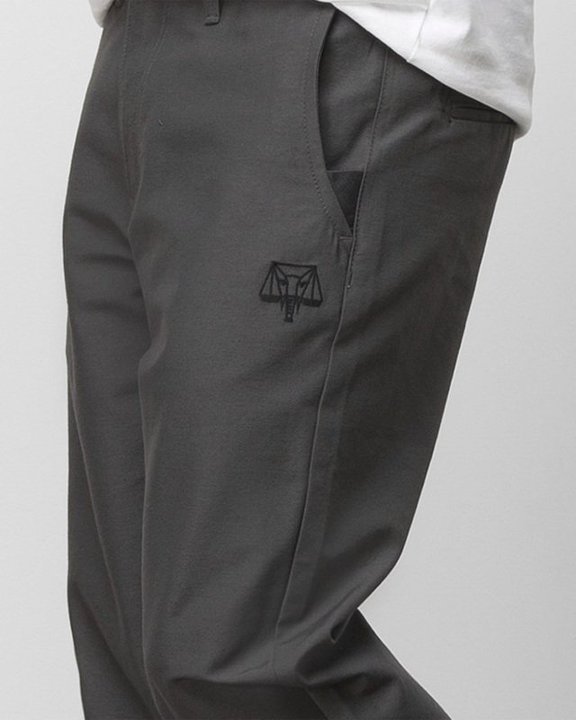 CALÇA AUTHENTIC CHINO GLIDE RELAXTAPER VANS X COURAGE ADAMS ASPHALT