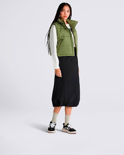 Carregando as tradições da Vans, a Saia Riley Parachute Cargo Skirt Upland Black é confeccionada em tecido de nylon. Feita para o movimento, ela possui modelagem clássica larga com cintura justa, com bolsos cargos e fecho de aba, com detalhes elegantes em elástico e bainha em cordão.