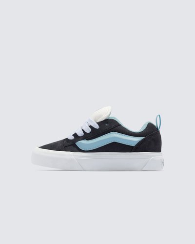 Um estilo “volumoso” típico dos anos 90 que foi inspirado no tênis de cano baixo da Vans. O Knu Skool é a interpretação contemporânea de um estilo clássico dos anos 90, caracterizado por sua lingueta volumosa e Sidestripe Vans moldada em 3D, com acabamento marcado por cadarços oversized e robustos. Com perfil marcante e detalhes em estilo dramático, o Tênis Knu Skool Retro Sport Grey Blue Infantil brinca com o original Old Skool enquanto mescla um ícone do passado com as tendências do presente.