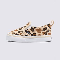 Com a lendária silhueta sem cadarços, o Tênis Slip-On Leopard Glitter Brown True White Infantil traz a inspiração do clássico Slip-On Vans, com os pequenos em mente. Ao adicionar elásticos laterais e puxadores no calcanhar a este estilo icônico sem cadarços, o modelo proporciona melhor ajuste para os pés dos pequenos, tornando o calce ainda mais simples. O cabedal em lona marrom apresenta toques de glitter em uma estampa clássica de leopardo. O tênis também apresenta colarinhos acolchoados de suporte, detalhes elásticos nas laterais e sola de borracha waffle exclusiva Vans. Com aplicação de etiqueta Vans na lateral, traz a heeltab do skate tradicional, com assinatura Vans em “Drop V” e inscrição “Off The Wall” - aplicada no calcanhar. Para os pequenos curtirem todas as aventuras sem se preocupar com mais nada.