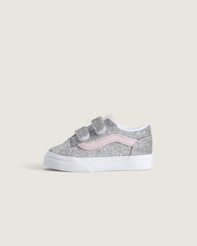 Em 1977 o Old Skool foi lançado sendo o primeiro a exibir a icônica sidestripe, um rabisco de Paul Van Doren originalmente chamado Jazz Stripe. O Tênis Old Skool Glitter Petal Pink Infantil Toddler combina cabedal em couro com bico redondo, construção vulcanizada e sola waffle, entregando leveza, suporte e conforto. Detalhes estampados reforçam a expressão criativa e o legado inconfundível da Vans