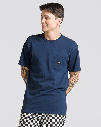 Confortável o bastante para você usar todos os dias, mantendo o estilo “Off The Wall”. A Camiseta Ave Ss Compl. Ultra Neo Vr3 Dress Blues de manga curta vai acabar com a busca pela camiseta perfeita, para que você possa se concentrar nas coisas mais importantes. Com gola redonda e costuras reforçadas nos ombros - acabamentos premium da Vans - a camiseta na cor azul traz aplicação de etiqueta tecida Vans no bolso frontal, na altura do peito, no lado esquerdo. Tipo de caimento: clássico. O modelo veste tamanho M.
Características do produto: 
• Camiseta de manga curta com gola redonda; 
• Confeccionada em tecido 100% algodão supima de 225g; 
• Etiqueta tecida Vans no bolso frontal, na altura do peito, no lado esquerdo; 
• Caimento clássico.