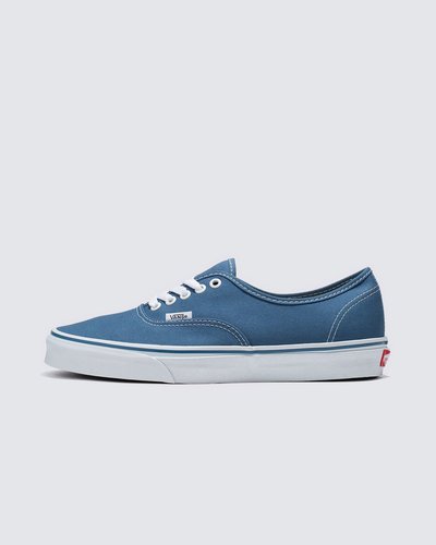 Nascido em Anaheim, Califórnia, em 1966, o Authentic é o estilo tradicional original da Vans. Originalmente conhecido como Vans #44 Deck Shoes, o Authentic se tornou um ícone cult imediato e incorpora nossa atitude “Off The Wall” desde então. Construído com um perfil simples com cadarço, o Tênis Authentic Navy é um clássico que mantém viva a vibe old skool. Com cabedal em lona resistente na cor azul, apresenta vira lateral de borracha na cor branca, ilhós de metal e o solado emborrachado em waffle exclusivo Vans.