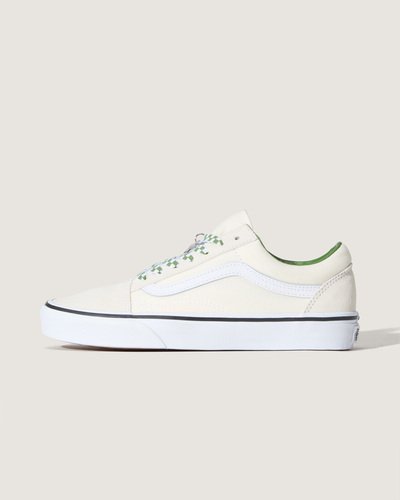 Sinta algo novo. O Old Skool foi o primeiro design de calçado a apresentar a famosa Sidestripe da Vans - embora, na época, fosse apenas um rabisco aleatório desenhado pelo fundador Paul Van Doren. Desde o seu lançamento em 1977, esta silhueta de cano baixo se consolidou como um ícone no skate, na música e na moda. De skatistas de rua e punks dos anos 90 a lendas do hip hop e da moda atuais, o Old Skool tem sido consistentemente o tênis preferido de criativos que fazem as coisas do seu próprio jeito. O Tênis Old Skool Bridge Marshmallow Green apresenta cadarços com estampa icônica em checkerboard, com pingente de metal no formato de estrela.