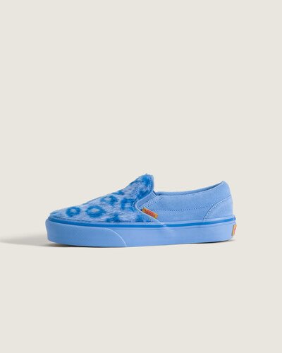 Apresentado em 1977, o Classic Slip-On da Vans se tornou um ícone do sul da Califórnia. O Tênis Slip-On K-Pop Kpop Demon Hunters Derpy Infantil traz cabedal em textile com construção vulcanizada, garantindo flexibilidade e suporte natural. A abertura sem cadarço facilita o calce e a entressola acolchoada contribui para conforto durante o uso. Acabamentos e costuras reforçadas seguem o legado descontraído da marca.