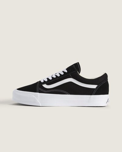 O Style 36, o segundo tênis de skate criado pela Vans, estreou em 1977. Foi o primeiro tênis da Vans a apresentar o icônico Sidestripe™ - também conhecido como "Jazz Stripe" - o Tênis Vault Og Lx Black White se consolidou no cenário mundial como um clássico absoluto, dentro e fora das pistas. Ele foi renomeado para Old Skool™ no início dos anos 90, antes de comemorar seu 30º aniversário e se tornar oficialmente um Vans Classic. Os tênis Premium Old Skool 36 têm detalhes de design na silhueta, incluindo uma parede lateral mais alta e brilhante, com uma costura destacada.