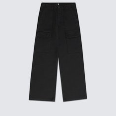 A Calça Arroyo Wide Leg Cargo Black é uma peça clássica inspirada em roupas de trabalho com um toque original Vans. Irreverente e estilosa, uma calça de lona com silhueta relaxed que apresenta muito espaço para armazenamento. Com  pernas mais largas, o modelo apresenta bolsos frontais e traseiros, com bolsos laterais cargo.