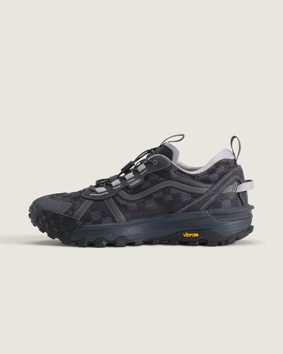 O Tênis Mte Crosspath Xc Charcoal Gray integra a família MTE da Vans, referência em desenvolvimento técnico para proteção e tração. Confeccionado em couro com construção cold cement, o modelo traz entressola acolchoada e solado de borracha que garantem conforto e suporte em uso prolongado. Acabamentos robustos, materiais resistentes e design que resgata o legado autêntico da Vans, com resposta flexível e sensação de firmeza.