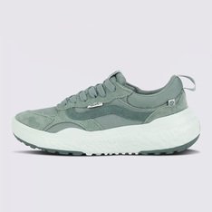 Para a temporada, a equipe da Vans repensou, re-Projetou e reconstruiu cada parte da estética e tecnologias do ultrarange para torná-lo mais sustentável. A renovação do Tênis Ultrarange Neo Vr3 Green Multi  apresenta entressola Ecocush™ moldada com espuma 50% bio-based, construção leve, sola de borracha Ecorubber™ de fontes renováveis e cabedal respirável em knit verde projetado com 50% Algodão Orgânico, 34% Rpet, 14% Nylon Reciclado E 2% Spandex, para reduzir o desperdício na produção em comparação com o cabedal tradicional de corte e costura da Vans. O Ultrarange Vr3 é a manifestação de uma ideia: que não se trata de para onde vamos, mas de como chegamos lá. A equipe da Vans traçou metas ambiciosas de sustentabilidade. Grandes ou pequenos, todos os esforços se somam a mudanças positivas. Para poder estampar o logotipo Vr3 Checkerboard Globe, pelo menos 30% do produto deve ser feito de materiais reciclados, renováveis e/ou regenerativos. Para saber mais sobre a Vans e sua jornada de materiais sustentáveis, acesse: vans.com.br/sustentabilidade.