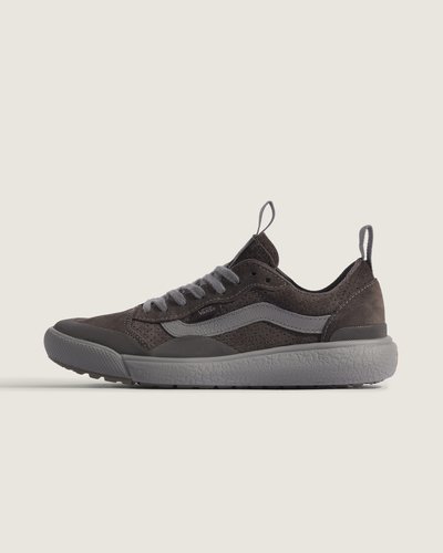 Máximo conforto e aliado de todas as rotinas. Esteja sempre pronto para o inesperado com o Tênis Ultrarange Exo Se Mte Perf Suede Dark Brown. Com um solado co-moldado construído em padrão tratorado em waffle - exclusividade Vans - ele maximiza a cobertura, aderência e durabilidade da borracha. A nova entressola UltraCush™ Lite traz conforto e leveza para o calce. O modelo de cano baixo possui cabedal com inspiração na silhueta do icônico Old Skool - em camurça, tecido e sintético marrom - totalmente respirável, com biqueira e antepé de borracha renovado, deixando o calce no ajuste ideal. O Exo Skeleton fornece apoio integrado nos dedos e na parede lateral medial, com uma trava de calcanhar para um ajuste seguro. No calcanhar e lingueta, traz puxadores, facilitando o calce. O tradicional skate “Vans Off The Wall” é aplicado na heeltab do calcanhar. Traz etiqueta Vans aplicada na lateral do tênis, enquanto a assinatura “Vans Ultrarange” é aplicada na lingueta. Conforto e estilo dentro e fora das pistas.