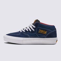 Os clássicos do skate: construídos extremamente resistentes por dentro para o skate! Completamente redesenhada para o skate moderno, a coleção Skate Classics oferece mais daquilo que os skatistas precisam para permitir a progressão máxima. Um tênis vulcanizado feito com parte superior clássica de camurça e lona, ??o Tênis Skate Half Cab Navy Burgundy oferece a aparência icônica que você deseja, ao mesmo tempo que traz todos os benefícios de desempenho que os skatistas exigem.