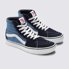 O visual clássico da Vans com um PLUS em conforto! Revigoramos o perfil clássico do Vans Sk8-Hi com a tecnologia de conforto ComfyCush, dando ao ComfyCush Sk8-Hi um caimento de primeira classe que proporciona a sensação de andar sobre as nuvens. O Comfycush Sk8-Hi possui o visual clássico que você já conhece combinado com uma sola comoldada, onde a entressola em espuma Comfycush e o solado de borracha formam uma peça única, oferecendo conforto, durabilidade e aderência. Os novos forros supressores de umidade em tecido mesh são aplicados em toda a parte interna do calçado, em uma peça única e absorvem o suor e a umidade, levando-os para a parte externa do calçado para que sejam evaporados. Enquanto o cabedal de lona e camurça na cor em 2 tons de azul e a sidestripe branca combina com a lateral do solado proporcionando um visual clássico, os canos acolchoados e o contraforte na parte traseira proporcionam mais estabilidade em uma experiência na qual o conforto é essencial.