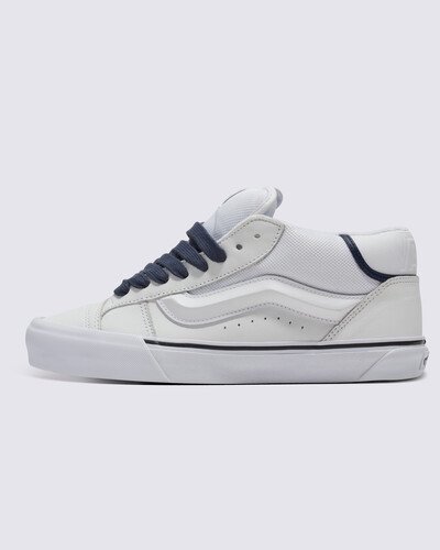 Um tênis volumoso de cano médio dos anos 90 inspirado no passado, construído para os dias de hoje. O Tênis Knu Skool Mid Seasonal Hero: Sport Low White é uma interpretação moderna de um estilo clássico dos anos 90, com cano médio para maior conforto e estilo dramático. Definido por sua lingueta volumosa, sidestripe moldada em 3D e assinatura Vans em “Drop V” em relevo no colarinho traseiro, este tênis marcante revisita as silhuetas do Old Skool original, combinando um ícone do passado com as tendências atuais.