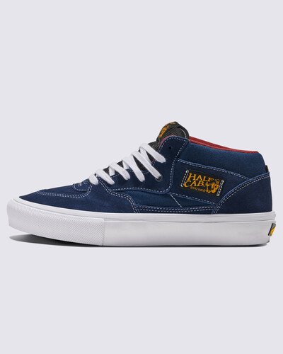 Os clássicos do skate: construídos extremamente resistentes por dentro para o skate! Completamente redesenhada para o skate moderno, a coleção Skate Classics oferece mais daquilo que os skatistas precisam para permitir a progressão máxima. Um tênis vulcanizado feito com parte superior clássica de camurça e lona, ??o Tênis Skate Half Cab Navy Burgundy oferece a aparência icônica que você deseja, ao mesmo tempo que traz todos os benefícios de desempenho que os skatistas exigem.